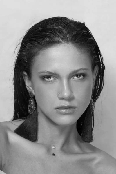 美しい女性の純度の顔のクローズアップ肖像画 きれいな光沢のある肌のモデル 白黒写真 — ストック写真