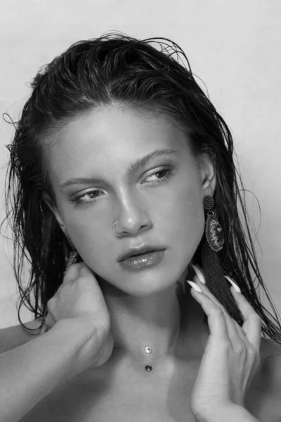 Portret Pięknej Kobiety Bliska Model Czystą Błyszczącą Skórą Czarno Białe — Zdjęcie stockowe