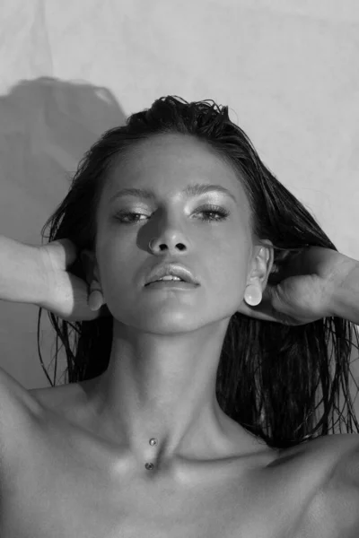 Detailní Portrét Čisté Ženské Tváře Model Čistou Lesklou Kůží Černobílá — Stock fotografie