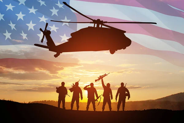 日没を背景にヘリコプターや兵士のシルエット 退役軍人の日 記念の日 空軍の日の挨拶カード アメリカのお祝い — ストック写真