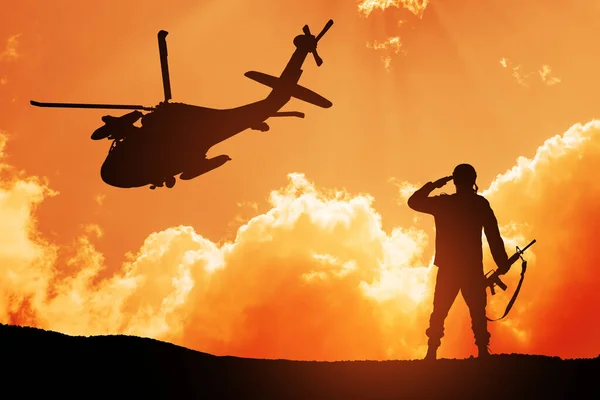 Silhouette Elicottero Soldato Sullo Sfondo Del Tramonto Biglietto Auguri Giorno — Foto Stock