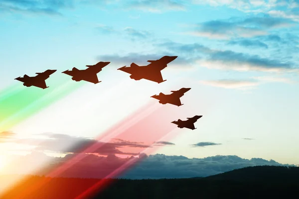 Sylwetki Samolotów Śladami Kolorów Flagi Tle Zachodu Słońca Dzień Sił — Zdjęcie stockowe