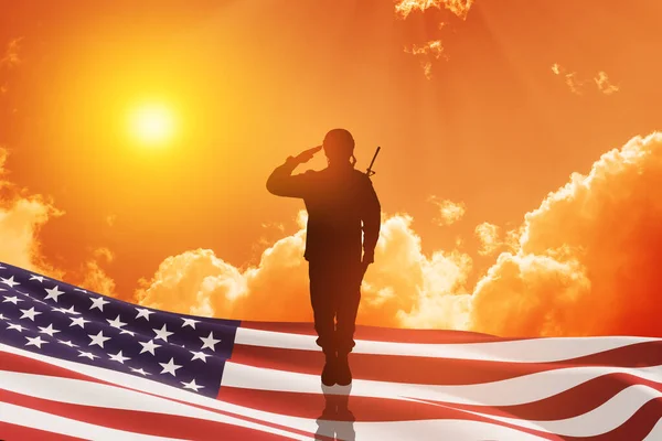 日没や日の出を背景に国旗でアメリカ軍兵士が敬礼 退役軍人の日 記念の日 独立記念日の挨拶カード アメリカのお祝い 3Dレンダリング — ストック写真