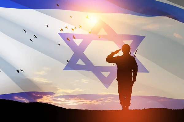 Silueta Vojáka Salutujícího Proti Východu Slunce Poušti Izraelské Vlajce Koncept — Stock fotografie