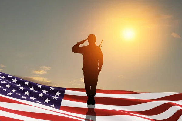 Amerikai Katona Tiszteleg Nemzeti Zászlóval Naplemente Vagy Napfelkelte Hátterében Üdvözlőlap — Stock Fotó