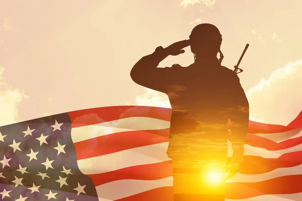 Soldatensilhouette Mit Sonnenuntergangsgruß Auf Dem Hintergrund Der Flagge Und Des — Stockfoto
