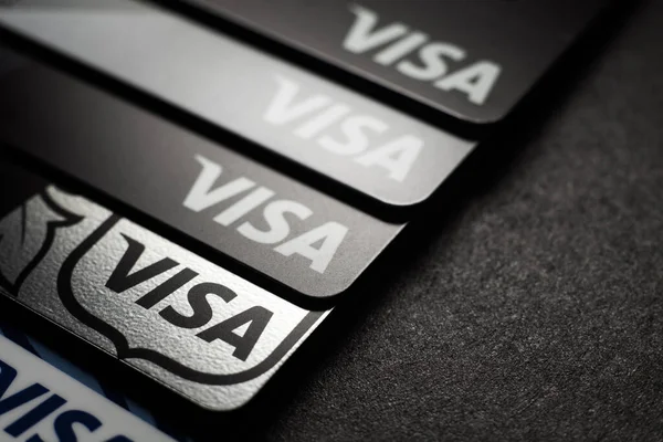 Κοντινό Πλάνο Των Πιστωτικών Καρτών Visa Τοποθετούνται Σκούρο Φόντο Μακρο — Φωτογραφία Αρχείου