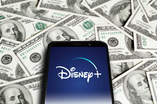 Логотип Disney Экране Смартфона Фоне Долларов Dinsey Американское Видео Видео — стоковое фото