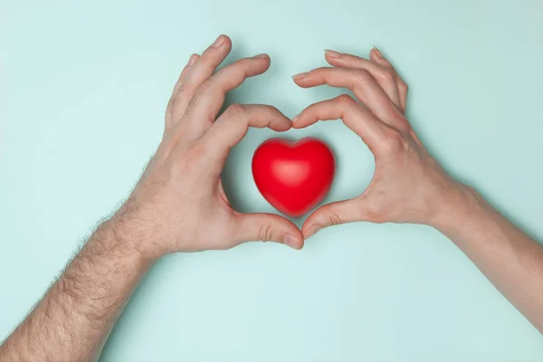 手握红心的男女 医疗保健 捐赠和家庭保险概念 世界心脏日 世界卫生日 企业社会责任 — 图库照片