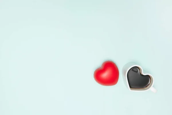 Herzförmige Kaffeetasse Mit Weichem Roten Herz Auf Hellblauem Hintergrund Blick — Stockfoto