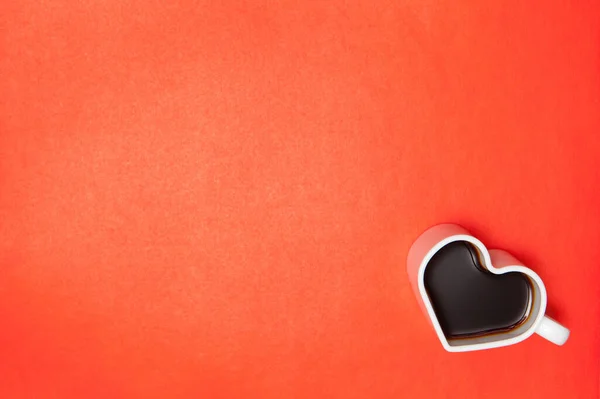 Herzförmige Kaffeetassen Auf Rotem Hintergrund Blick Von Oben Flache Lage — Stockfoto