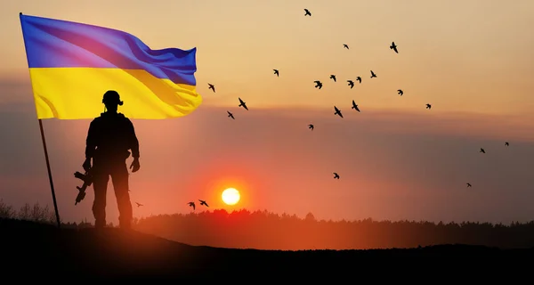 Zászló Ukrajna Sziluettje Katona Ellen Napkelte Vagy Naplemente Koncepció Fegyveres — Stock Fotó