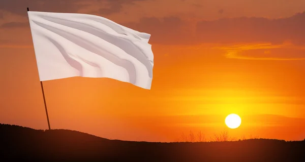 Bandera Blanca Ondeando Viento Asta Bandera Contra Cielo Del Atardecer —  Fotos de Stock