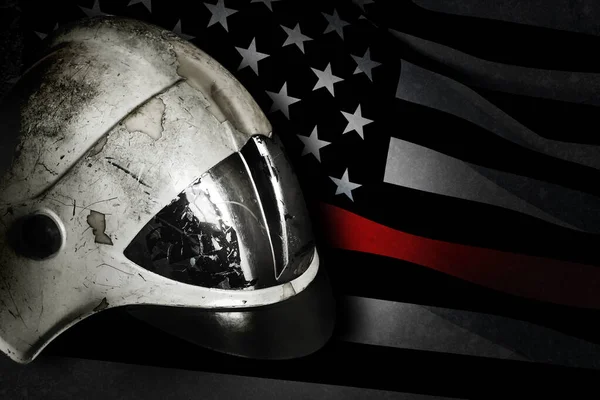 消防士が危険から彼を守るための安全ヘルメット 熱や落下物を保護するための消防士のためのヘルメット テキストのための場所とヴィンテージアメリカの国旗の背景にヘルメット コンセプト写真 — ストック写真