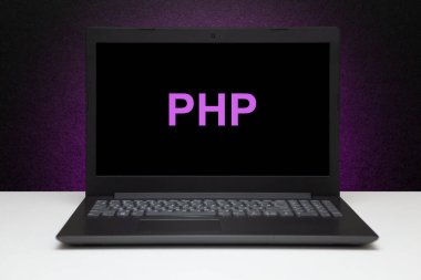 Dizüstü bilgisayardaki PHP metni mor ışıkla desenli siyah arkaplan üzerine. php programlama dili, bilgisayar dersleri, eğitim öğrenin.