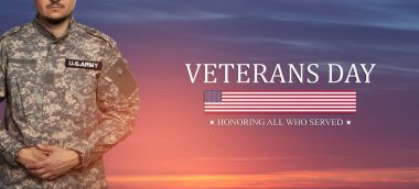 Günbatımı arka planında ABD bayrağı ve metni olan üniformalı bir Amerikan askeri. Anma Günü ya da Gaziler Günü konsepti.