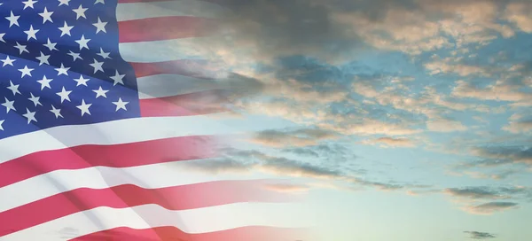 美利坚合众国国旗挂在蓝天的背景上 独立日 阵亡将士纪念日 老兵日 — 图库照片