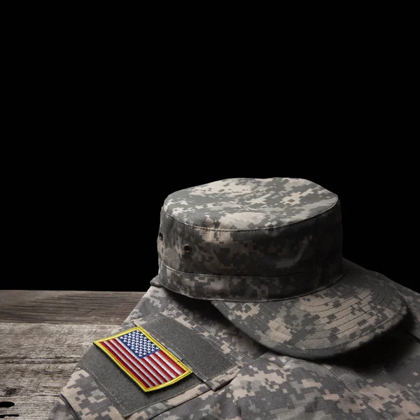 Amerikai Katonai Egyenruha Jelvényekkel Régi Fából Készült Asztalon Fekete Háttérrel — Stock Fotó