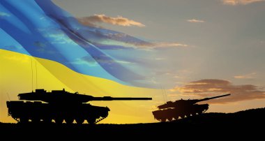 Gün batımında ordu tanklarının siluetleri Ukrayna bayrağıyla gökyüzü arka planında. Ukrayna 'ya büyük ve geniş kapsamlı bir ağır silah teslimatı..