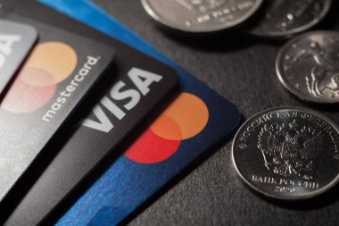 Rus Rublesi, MasterCard ve Visa plastik elektronik kartları. Rusya 'ya karşı mali yaptırımlar. Rublonun çöküşü. 2022 'de Rusya' da kriz ve yaptırımlar. Moskova, Rusya - 14 Mart 2022.