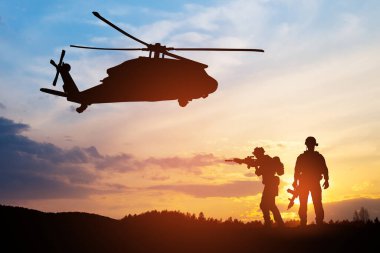 Gün batımının arka planında helikopter ve asker siluetleri. Gaziler Günü için tebrik kartı, Anma Günü, Hava Kuvvetleri Günü. ABD kutlaması.