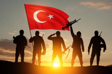 Güneşin doğuşuna ya da batışına karşı Türkiye bayrağı taşıyan asker siluetleri. Savaş krizi kavramı ve uluslar arasındaki çatışmalar. Türk Silahlı Kuvvetleri Günü için tebrik kartı, Zafer Günü.