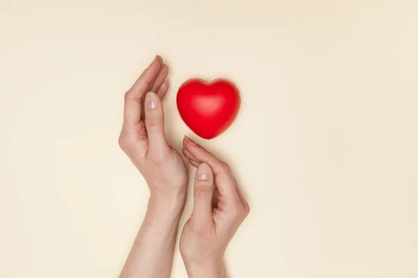 Zdraví Medicína Charitativní Koncept Zblízka Ženské Ruce Malým Červeným Srdcem — Stock fotografie