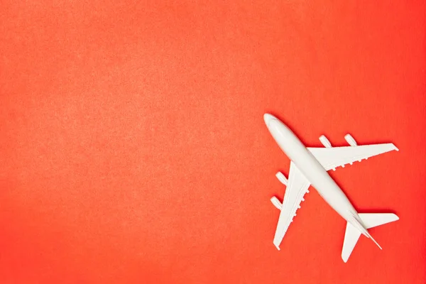飛行機モデル 赤い背景の白い飛行機 旅行休暇のコンセプト 夏の背景 フラットレイアウト トップビュー コピースペース — ストック写真