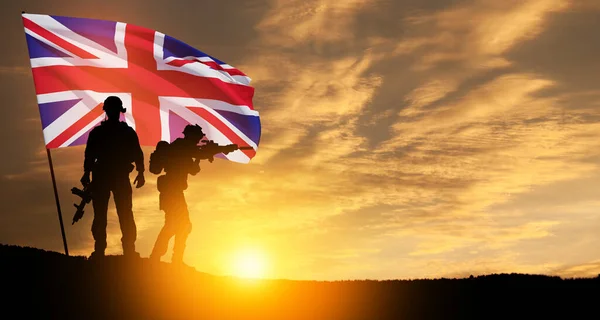 Siluetas Soldados Con Bandera Del Reino Unido Fondo Puesta Del —  Fotos de Stock