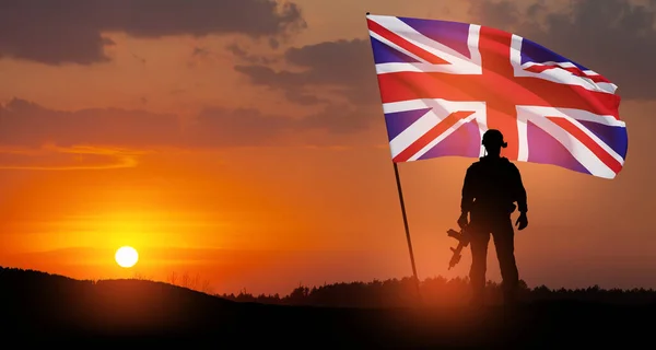 Silhouette Soldat Avec Drapeau Royaume Uni Sur Fond Coucher Soleil — Photo