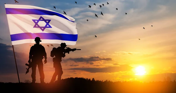 Silhuetter Soldater Med Israel Flagga Och Flygande Fåglar Mot Soluppgången — Stockfoto