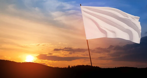 Hvidt Flag Vinker Vinden Flagstangen Mod Solnedgangshimlen Med Skyer Hvidt - Stock-foto
