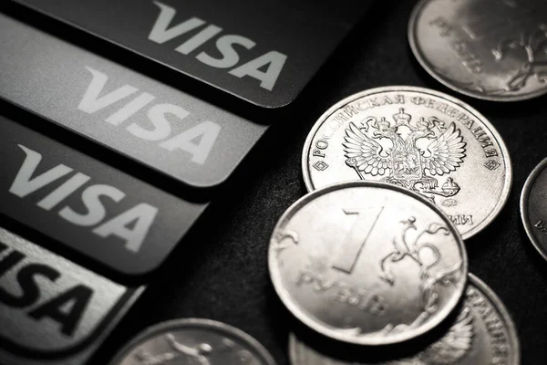 Ryska Rubel Och Mastercard Och Visa Plast Elektroniskt Kort Finansiella — Stockfoto