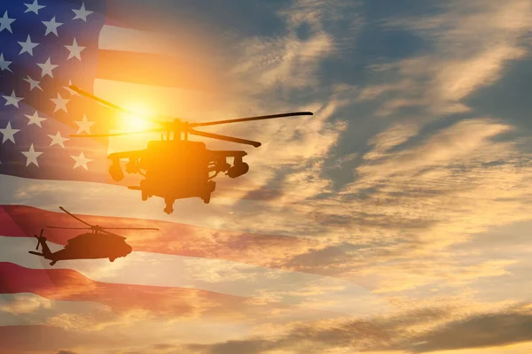 Silhouette Elicotteri Sullo Sfondo Del Tramonto Con Una Bandiera Americana — Foto Stock