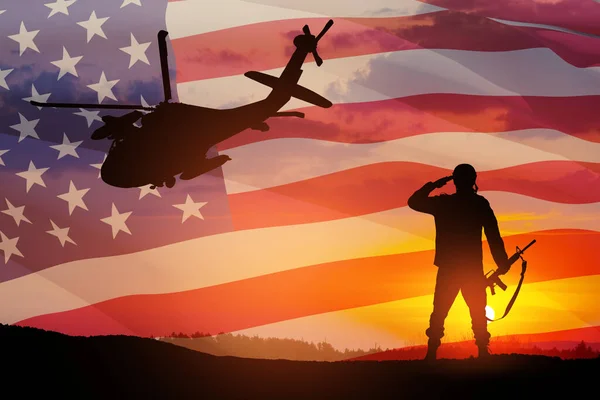 Silhuetter Helikopter Och Soldat Bakgrunden Solnedgången Gratulationskort För Veterandagen Minnesdagen — Stockfoto