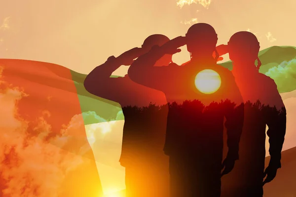 兵士のシルエットと夕日やUaeの旗に対する日の出の二重暴露 国民の祝日の概念 記念日 — ストック写真