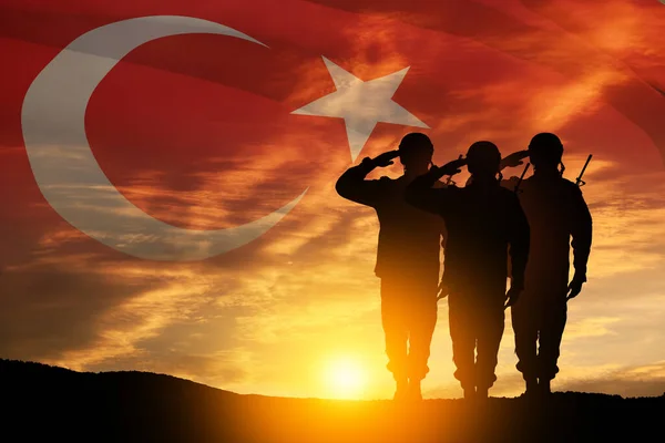 トルコの国旗と日没または日の出を背景にした兵士のシルエット 戦争の危機と国家間の紛争の概念 トルコ軍の日 勝利の日の挨拶カード — ストック写真