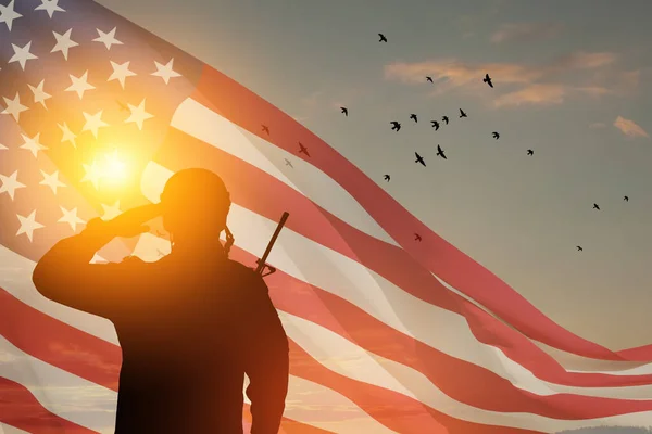 Usa Army Soldier Saluting Background Sunset Sunrise Usa Flag Greeting — Stockfoto