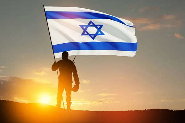 Silhouette Soldat Avec Drapeau Israël Contre Lever Soleil Dans Désert — Photo
