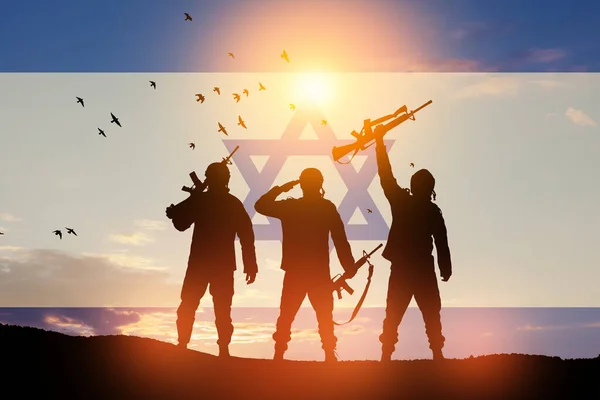 在沙漠中的日出和以色列国旗的映衬下士兵们的轮廓 以色列武装部队 — 图库照片