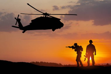 Gün batımının arka planında helikopter ve asker siluetleri. Gaziler Günü için tebrik kartı, Anma Günü, Hava Kuvvetleri Günü. ABD kutlaması.