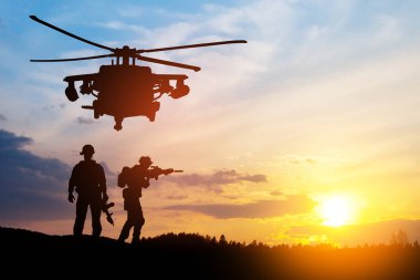 Gün batımının arka planında helikopter ve asker siluetleri. Gaziler Günü için tebrik kartı, Anma Günü, Hava Kuvvetleri Günü. ABD kutlaması.