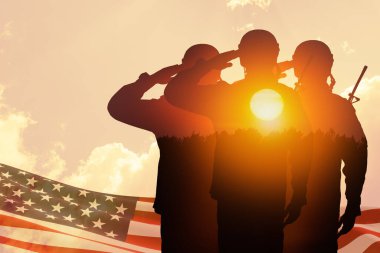 Amerikan bayrağı ve gökyüzünün arka planında gün batımının izlerini taşıyan asker siluetleri. Gaziler Günü için tebrik kartı, Anma Günü, Bağımsızlık Günü. Amerika kutlaması. - Yakın çekim. 3 Boyutlu Hazırlama.