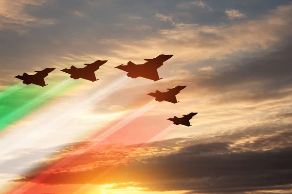 Силуети Літаків Кольоровими Стежками Тлі Заходу Сонця День Повітряних Сил — стокове фото