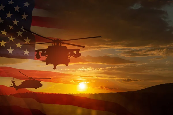 Silhuetas Helicópteros Fundo Pôr Sol Com Uma Bandeira Americana Transparente — Fotografia de Stock