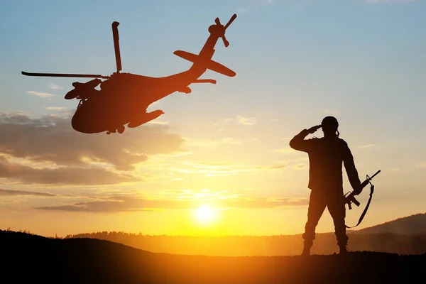 Helikopter Katona Sziluettjei Naplemente Hátterében Üdvözlőlap Veteránok Napjára Emléknapra Légierő — Stock Fotó