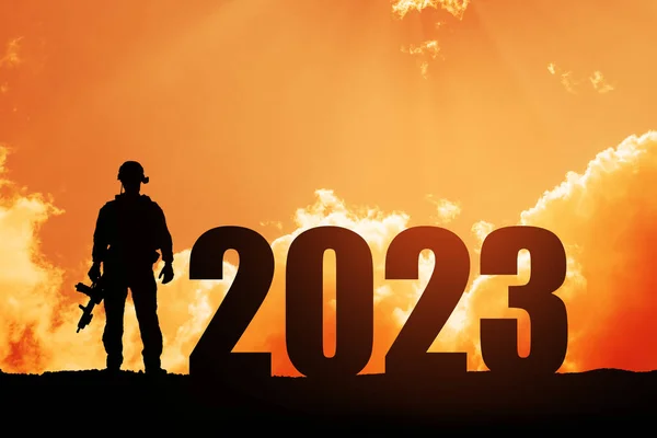 Silhuett Soldat Och 2023 Mot Soluppgång Eller Solnedgång Försvarsmakten Begreppet — Stockfoto