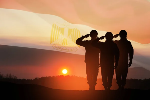 在埃及国旗的映衬下 士兵们的侧影和日落或日出的双重曝光 独立日 阵亡将士纪念日 武装部队日 西奈半岛解放日贺卡 — 图库照片