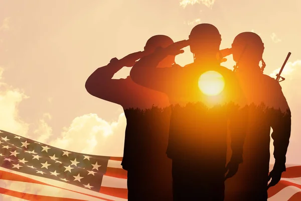 Silhouettes Katonák Nyomtatott Naplemente Tisztelgés Hátterében Amerikai Zászló Üdvözlőlap Veteránok — Stock Fotó