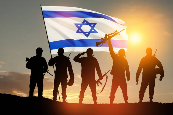 Silhuetas Soldados Com Bandeira Israel Contra Nascer Sol Deserto Conceito — Fotografia de Stock